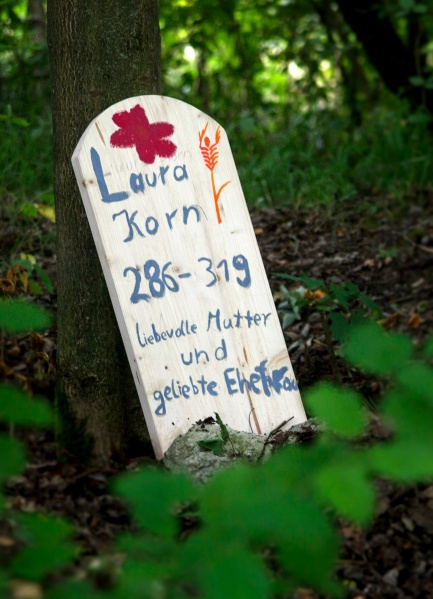 Datei:Grab laurakorn.jpg